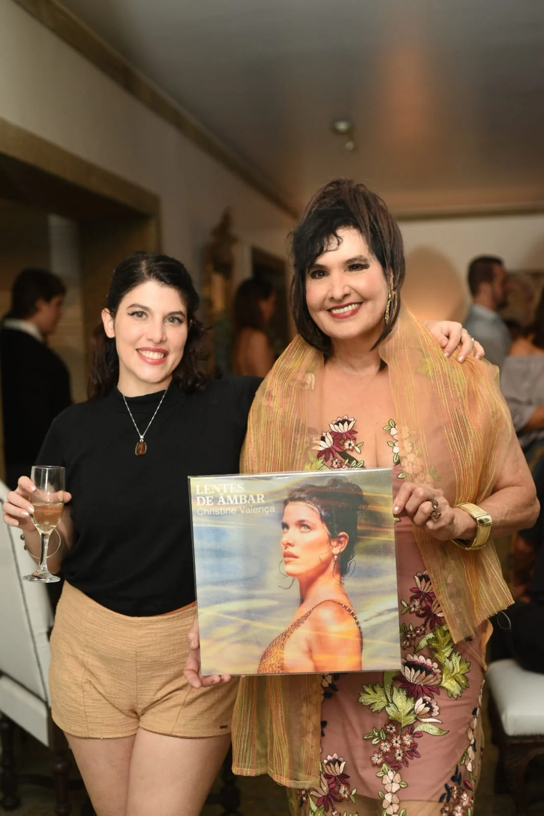 Christine Valença lança vinil e presenteia 80 convidados em Ipanema