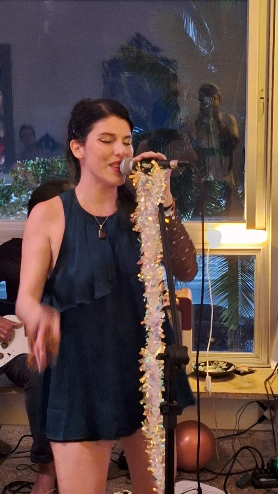 Christine Valença lança vinil e presenteia 80 convidados em Ipanema