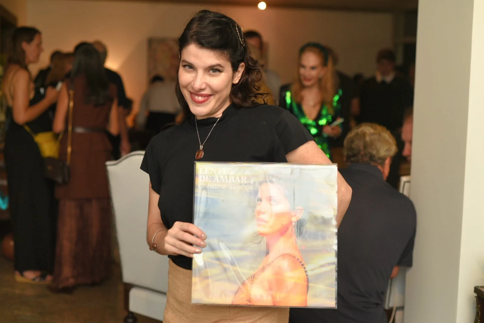 Christine Valença lança vinil e presenteia 80 convidados em Ipanema