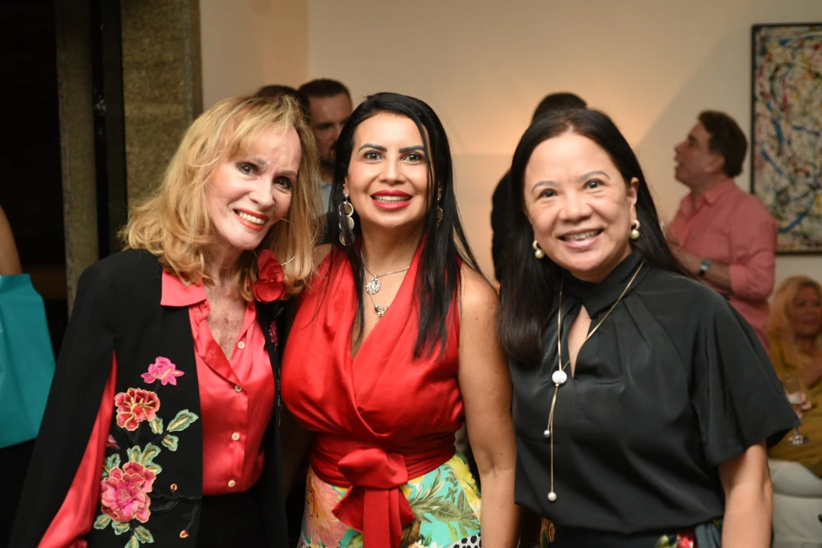 Christine Valença lança vinil e presenteia 80 convidados em Ipanema