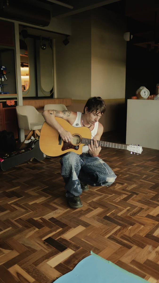 Di Ferrero vai a São Paulo com voz, violão e emoção