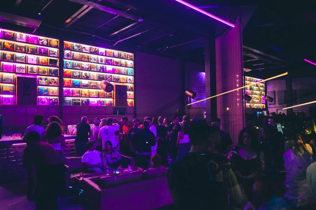 DJ Koco estreia no Brasil com set só em vinil