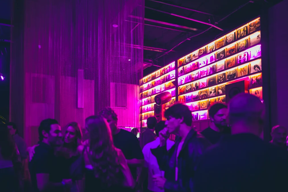 DJ Koco estreia no Brasil com set só em vinil