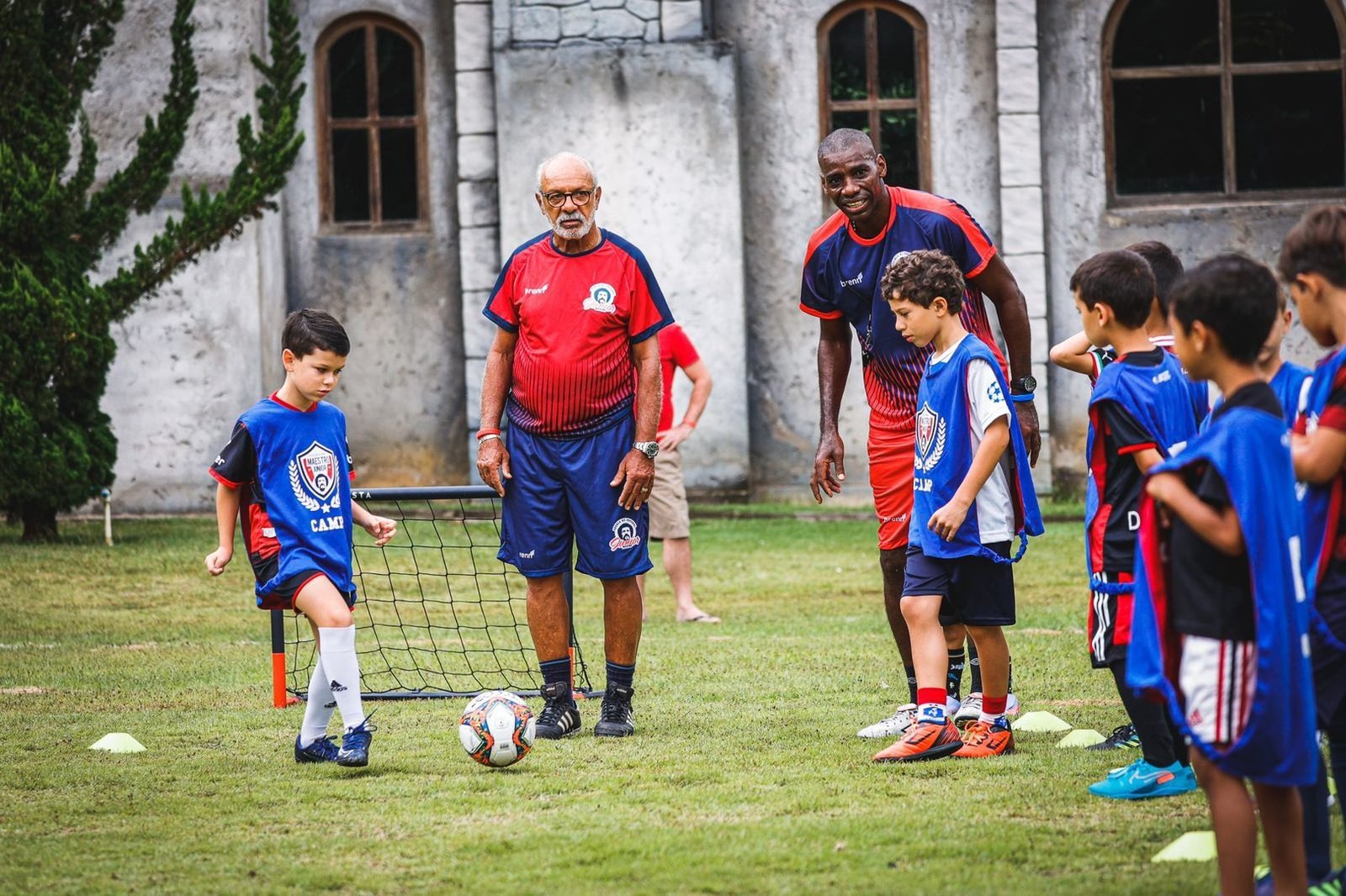 Clínica de fútbol con leyenda del Flamengo en resort serrano