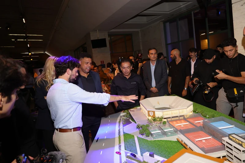 Ronaldo lanza club privado de tenis en Alphaville