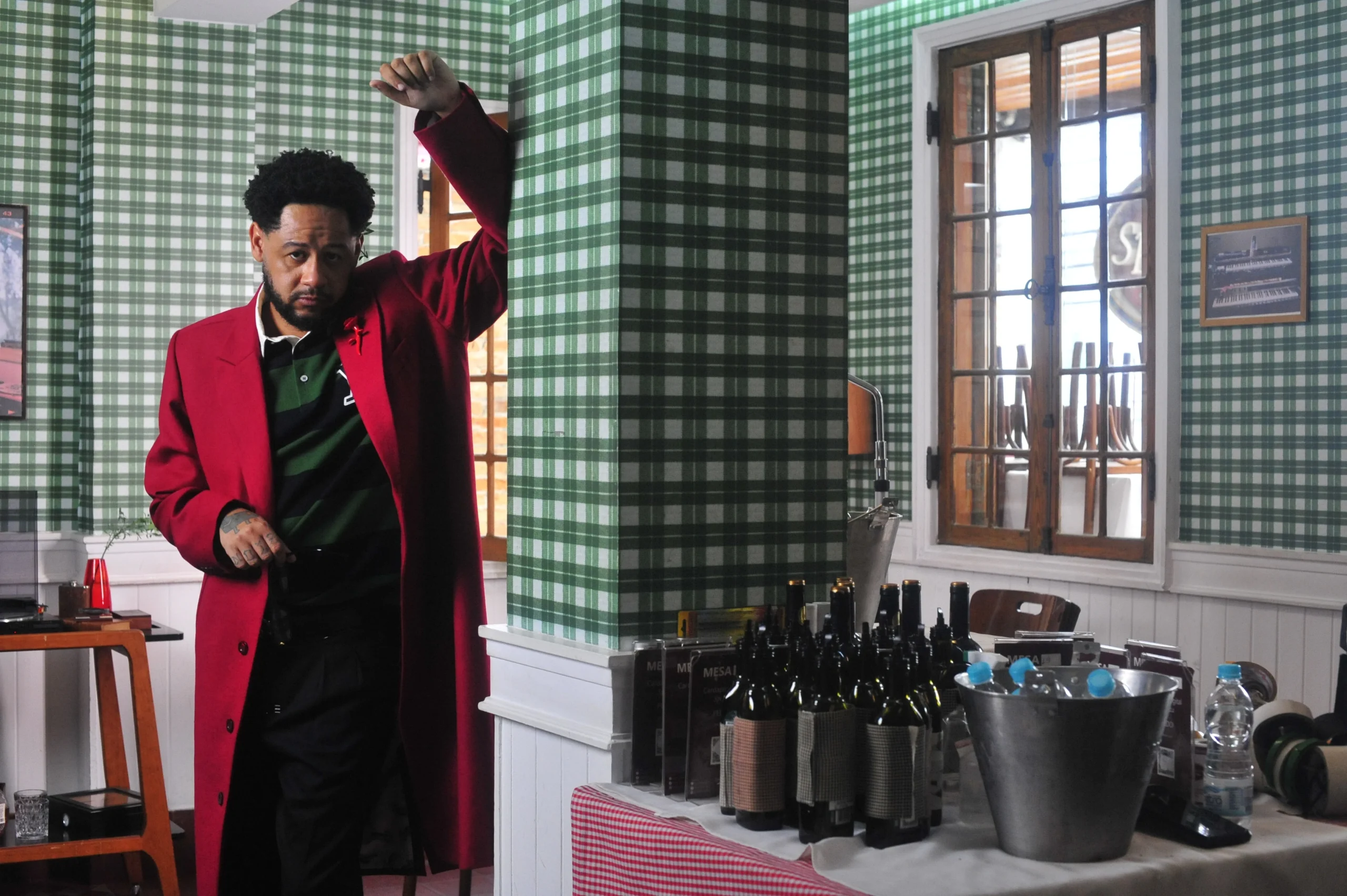 Emicida espalha livros pelo Brasil em ação que antecede turnê