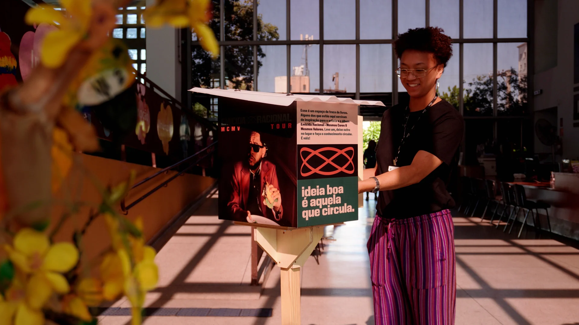 Emicida espalha livros pelo Brasil em ação que antecede turnê