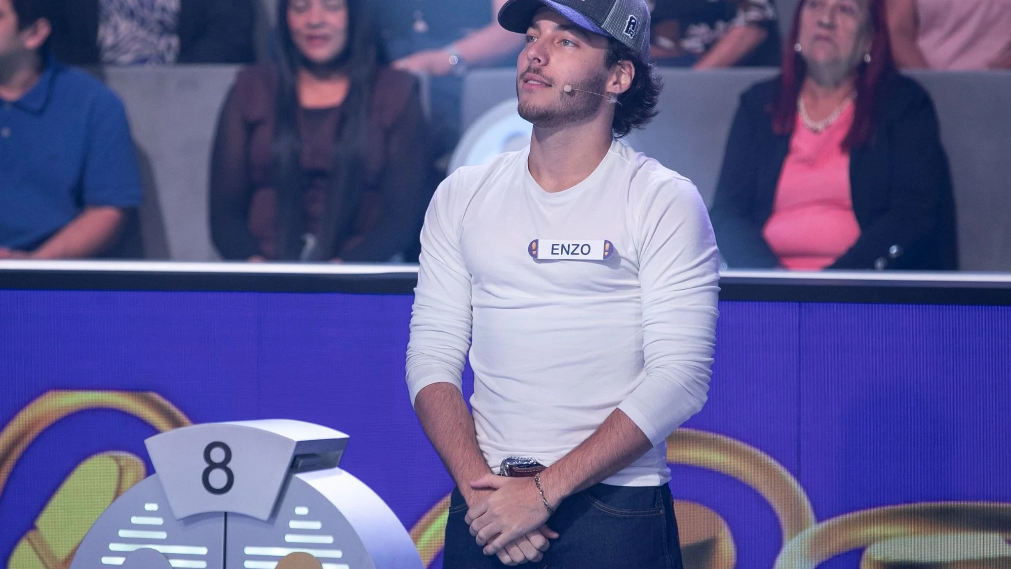 Enzo Ferro leva “Dói Saber” à TV e viraliza