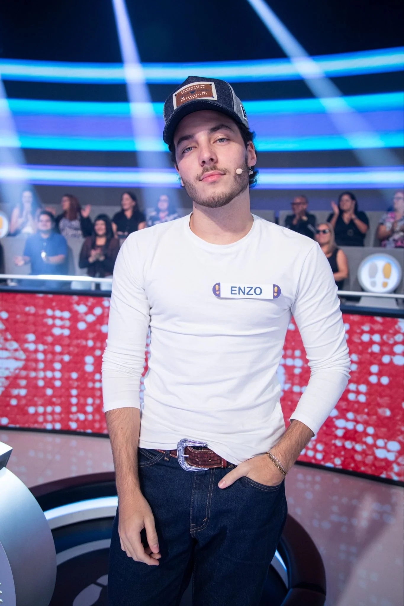 Enzo Ferro leva “Dói Saber” à TV e viraliza