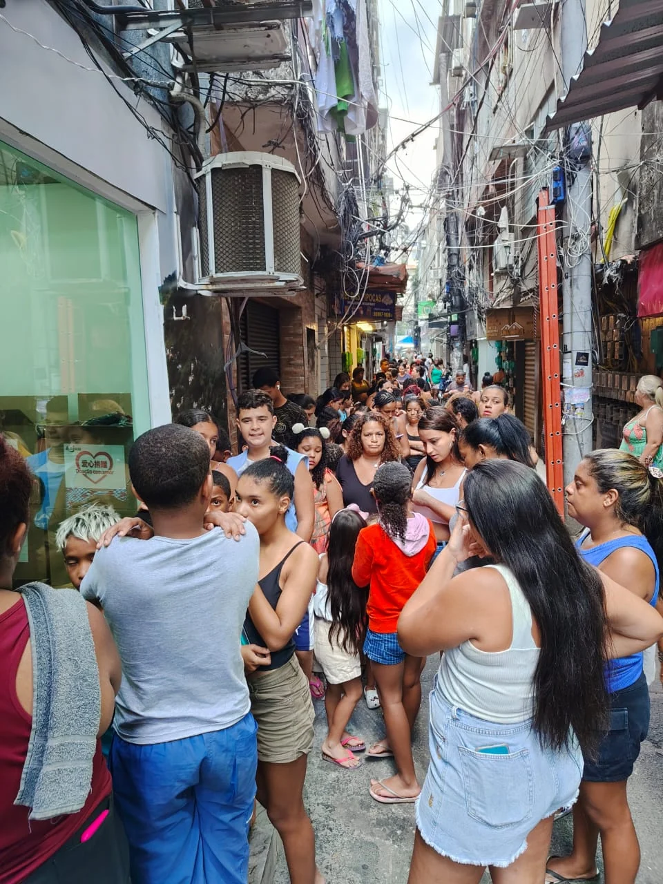 Rocinha recebe missão chinesa e agasalhos para crianças