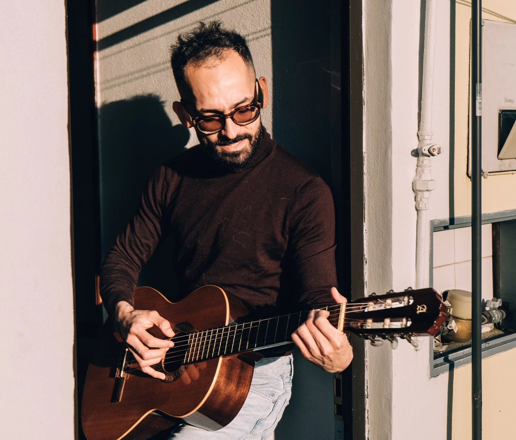 Felipe Caneca antecipa álbum "Deus" com novo single poético