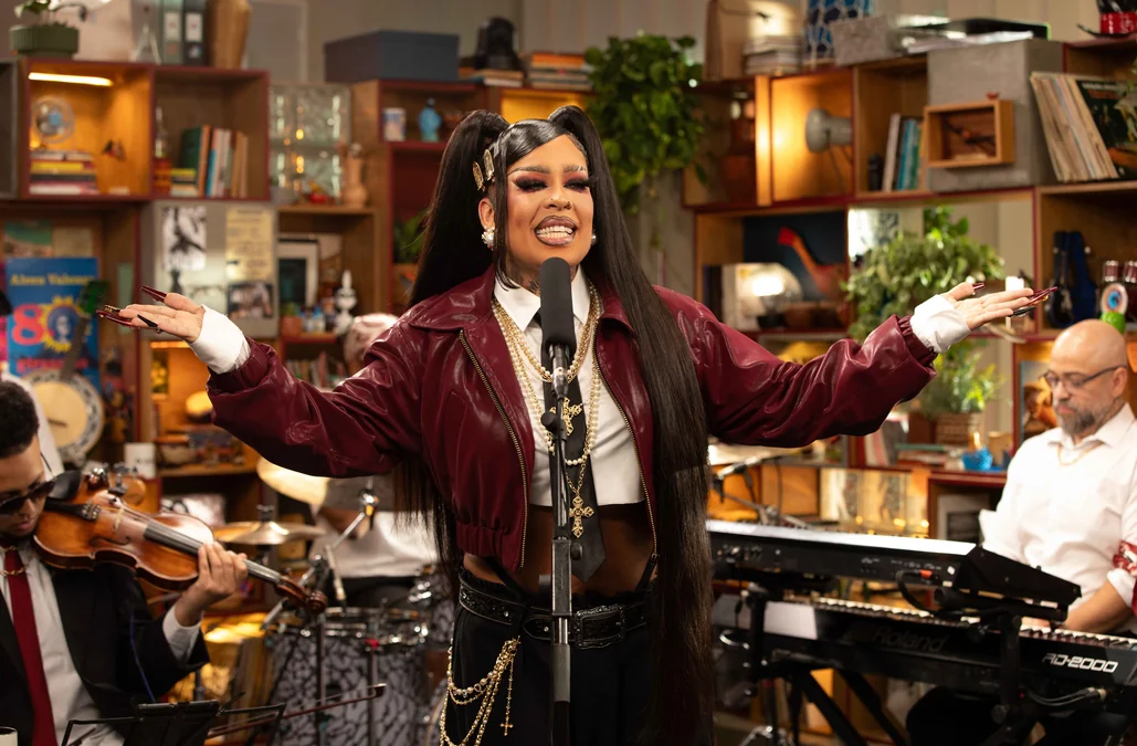 Gloria Groove leva uma década de pop ao Tiny Desk Brasil