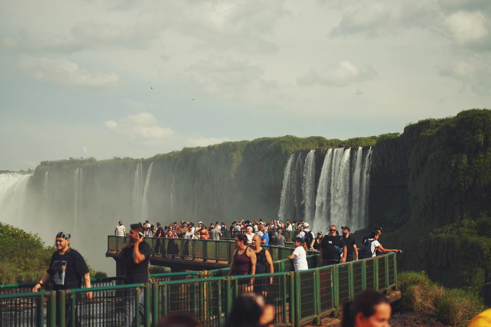 Iguaçu amplia horário e celebra Tiradentes com amanhecer nas Cataratas