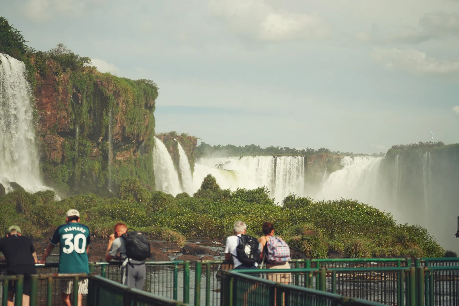Iguaçu amplia horário e celebra Tiradentes com amanhecer nas Cataratas