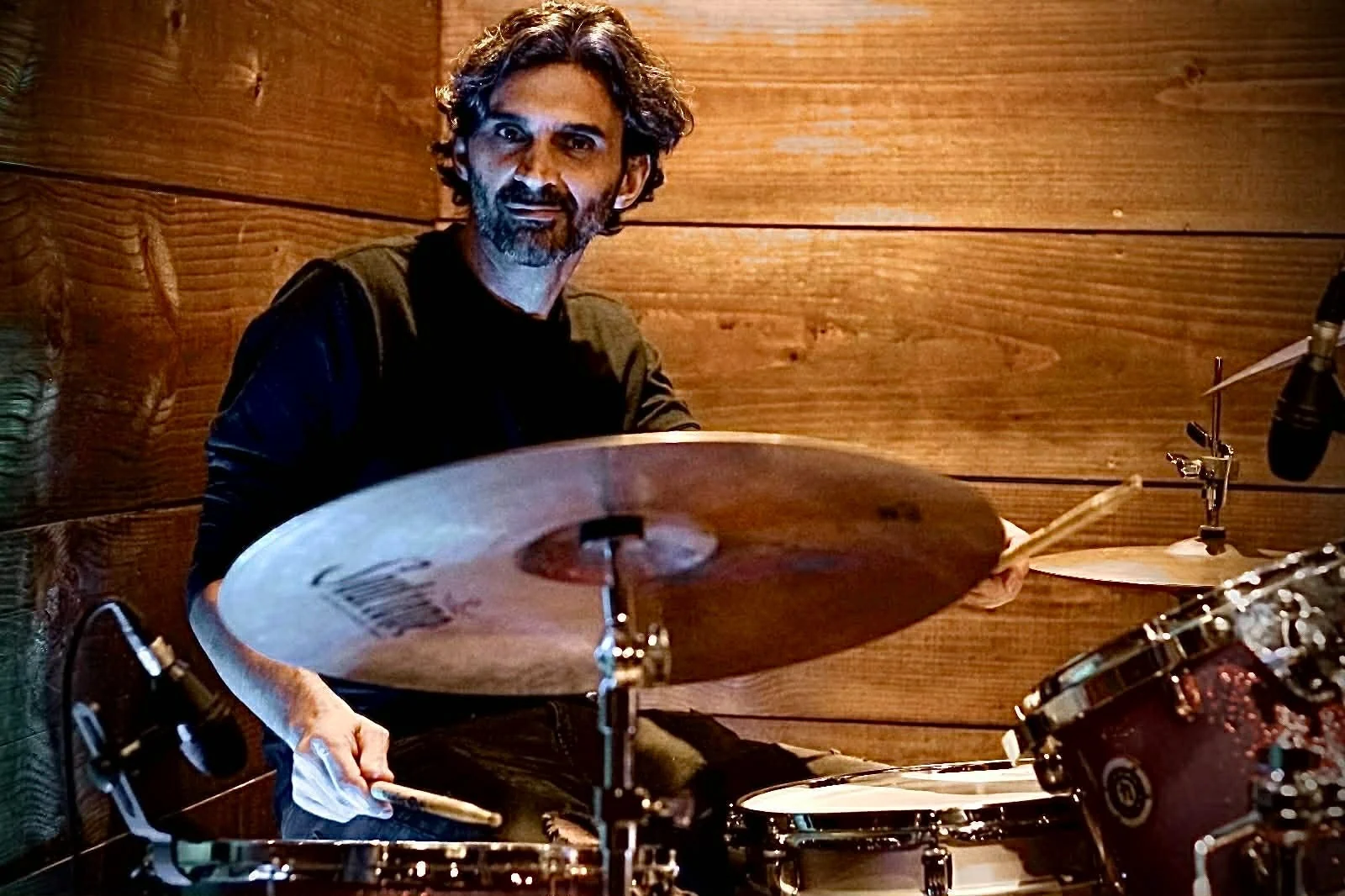 Marvio Ciribelli homenageia gigantes no Bottle’s