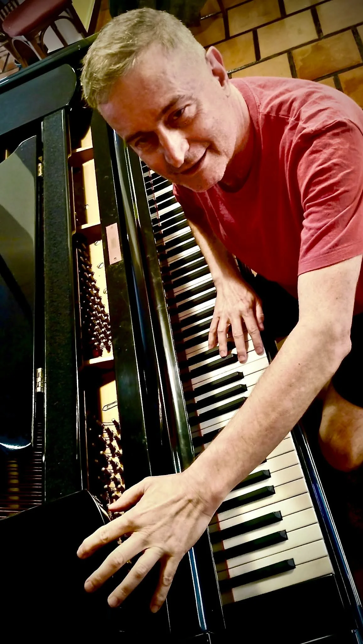 Marvio Ciribelli homenageia gigantes no Bottle’s