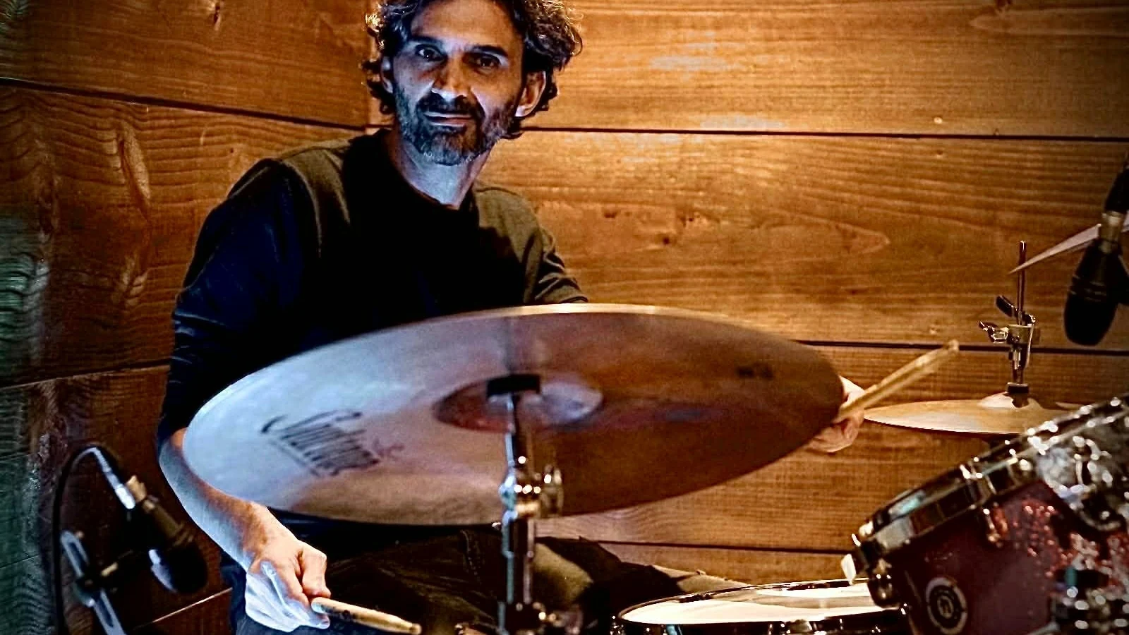 Marvio Ciribelli homenageia gigantes no Bottle’s