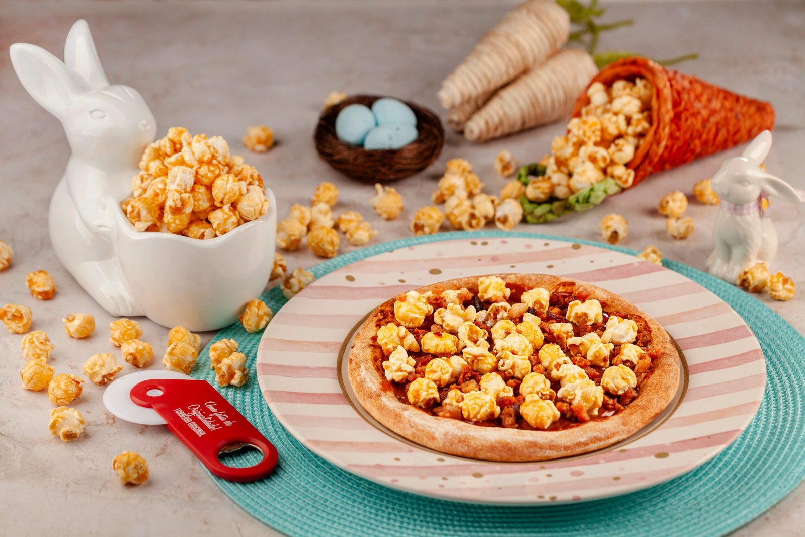 Pizza de pipoca na Páscoa: a collab que ninguém viu vir