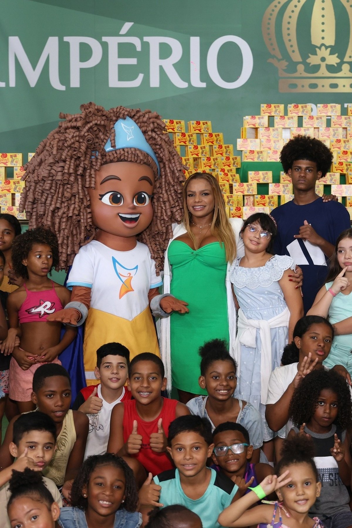 Quitéria Chagas leva alegria de Páscoa às crianças da Serrinha