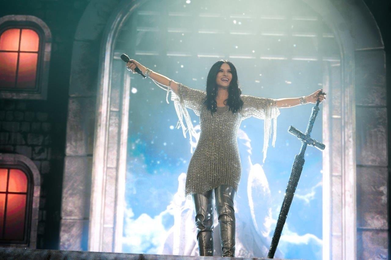 Laura Pausini estreia turnê mundial com casa cheia e duetos históricos