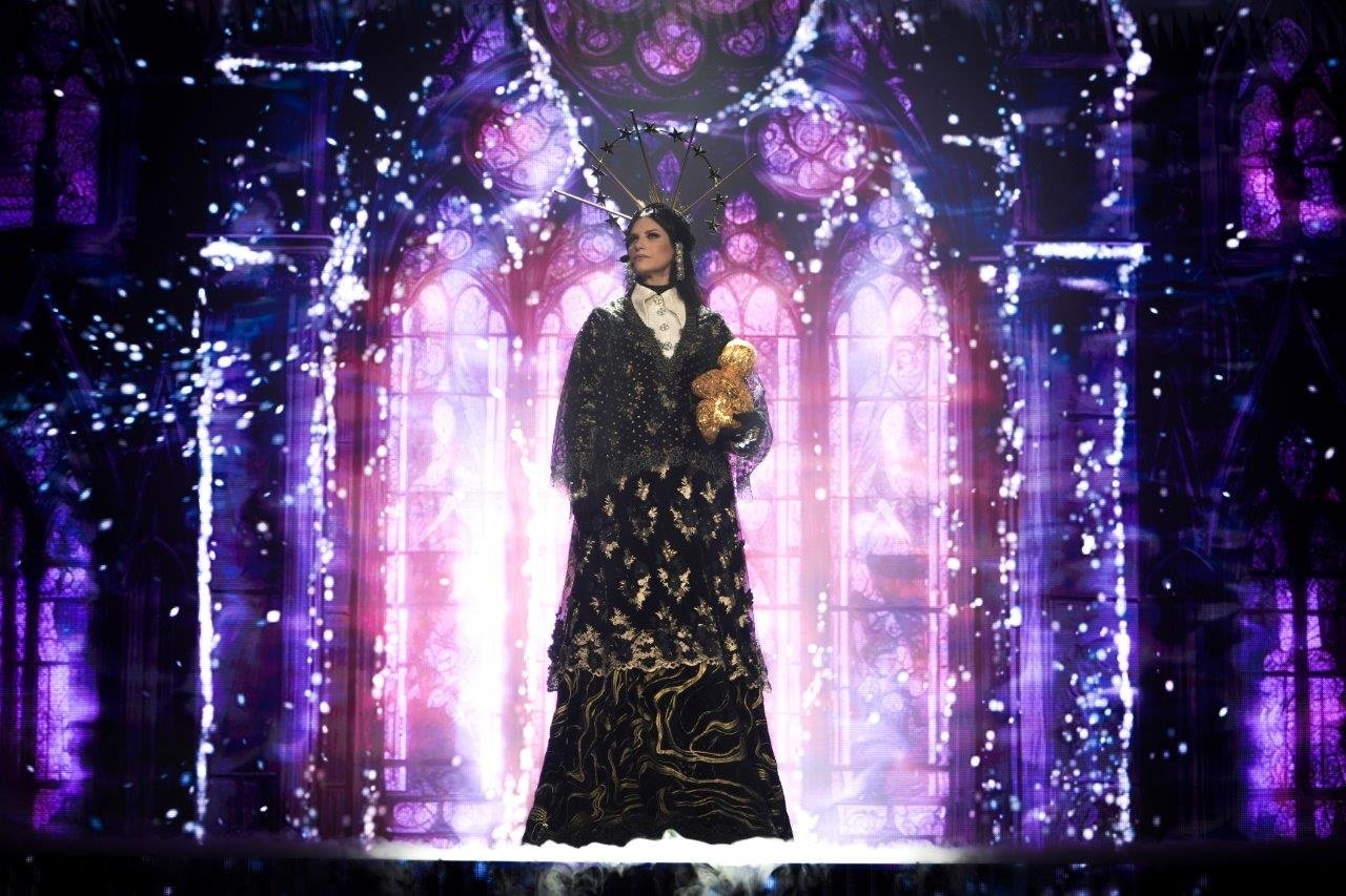 Laura Pausini estreia turnê mundial com casa cheia e duetos históricos