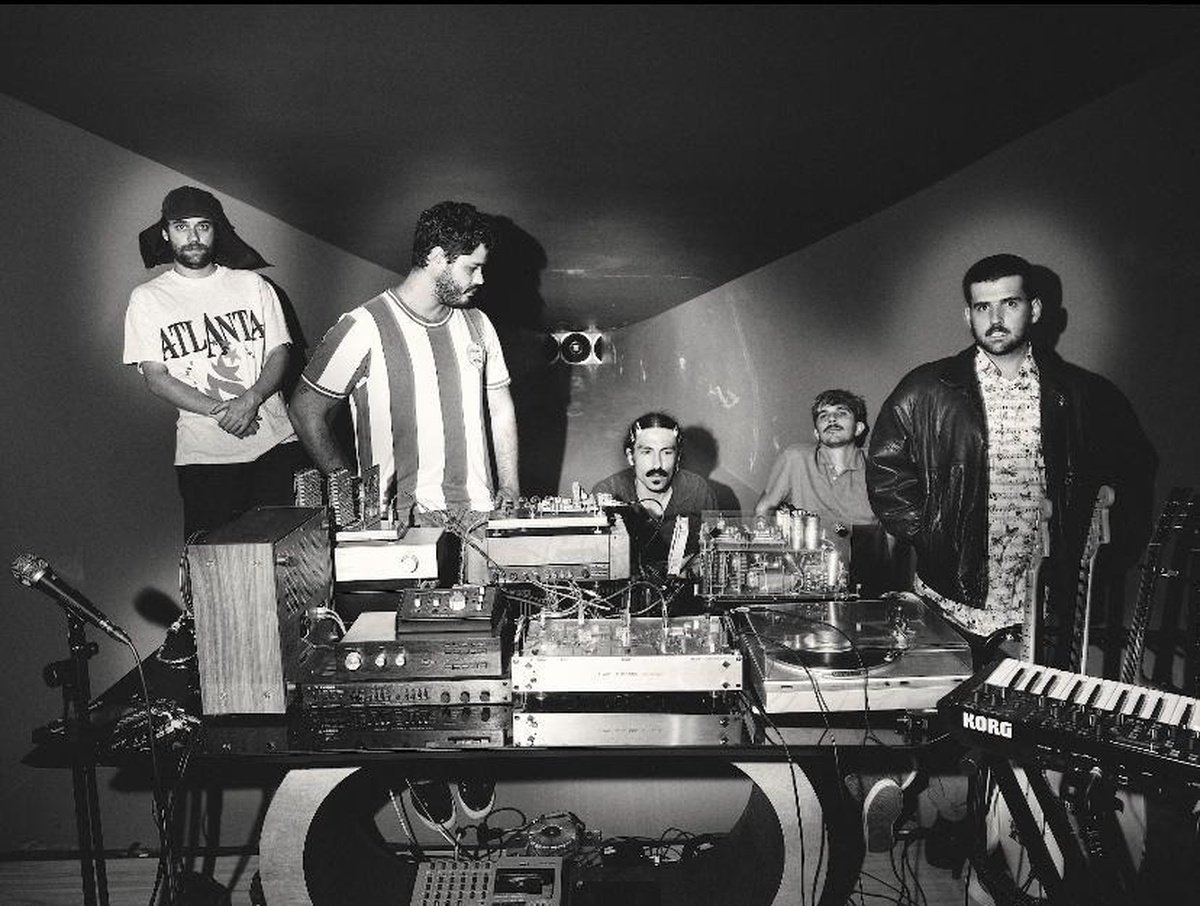 Jovem Dionisio lança 'Migalhas' e leva ônibus-palco ao Brasil