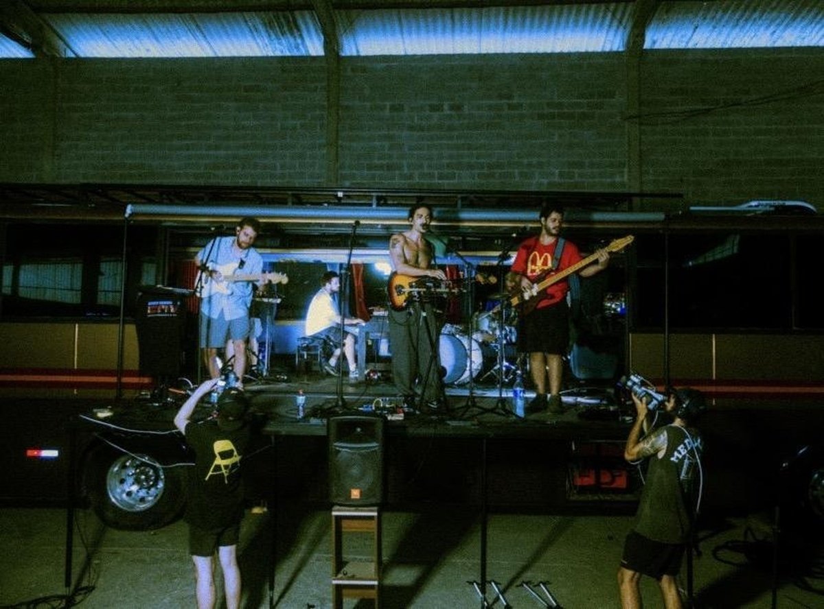 Jovem Dionisio lança 'Migalhas' e leva ônibus-palco ao Brasil