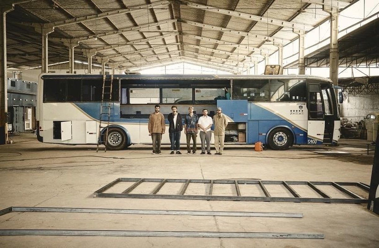 Jovem Dionisio lança 'Migalhas' e leva ônibus-palco ao Brasil