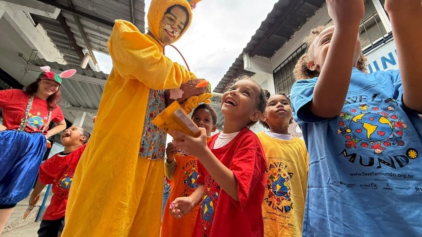 ONG leva Páscoa para 800 crianças da Cidade de Deus e do Caju