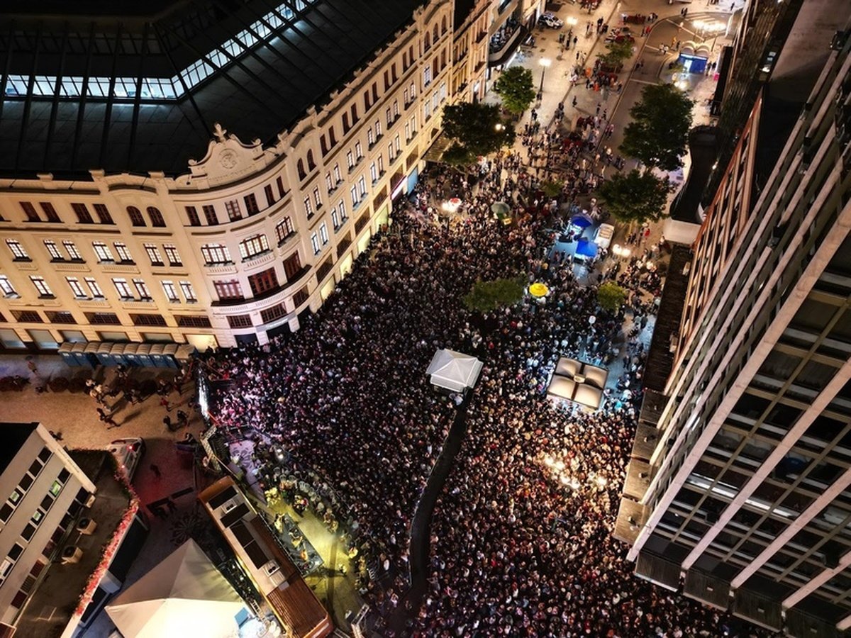 Jovem Dionisio lança 'Migalhas' e leva ônibus-palco ao Brasil