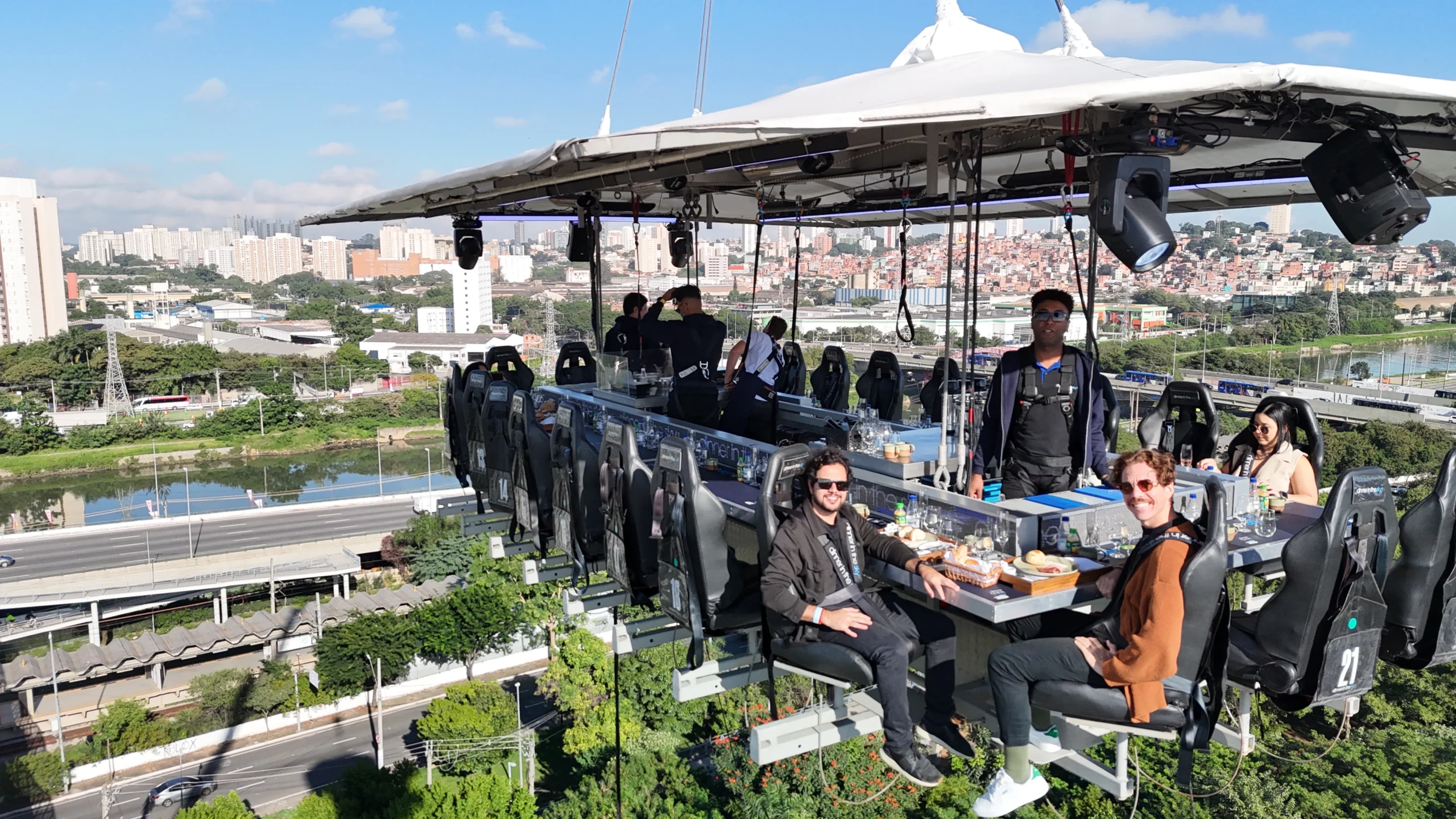 Jantar a 50 metros: Dinner in the Sky abre temporada em SP