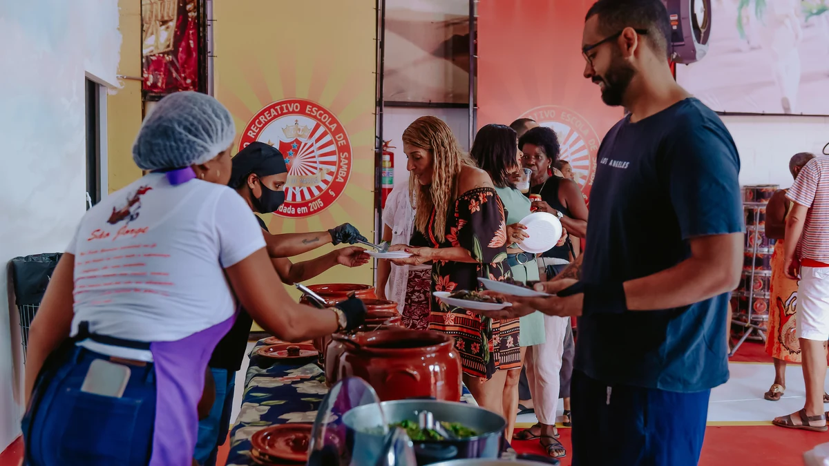 Jorge Aragão e elenco do Carnaval 2027 na feijoada de Maricá