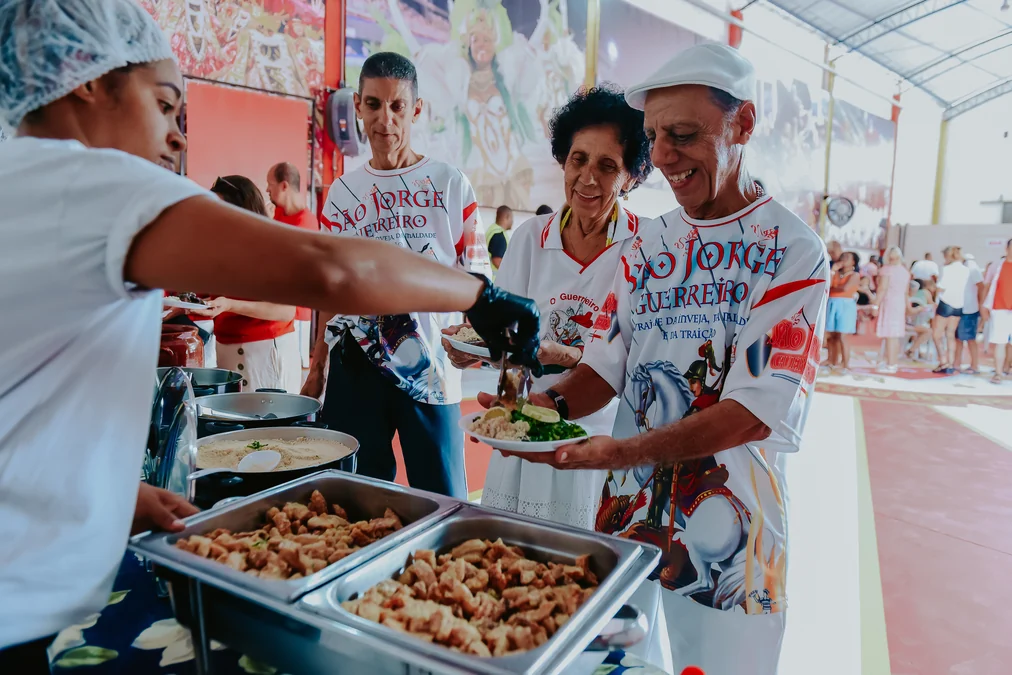Jorge Aragão e elenco do Carnaval 2027 na feijoada de Maricá