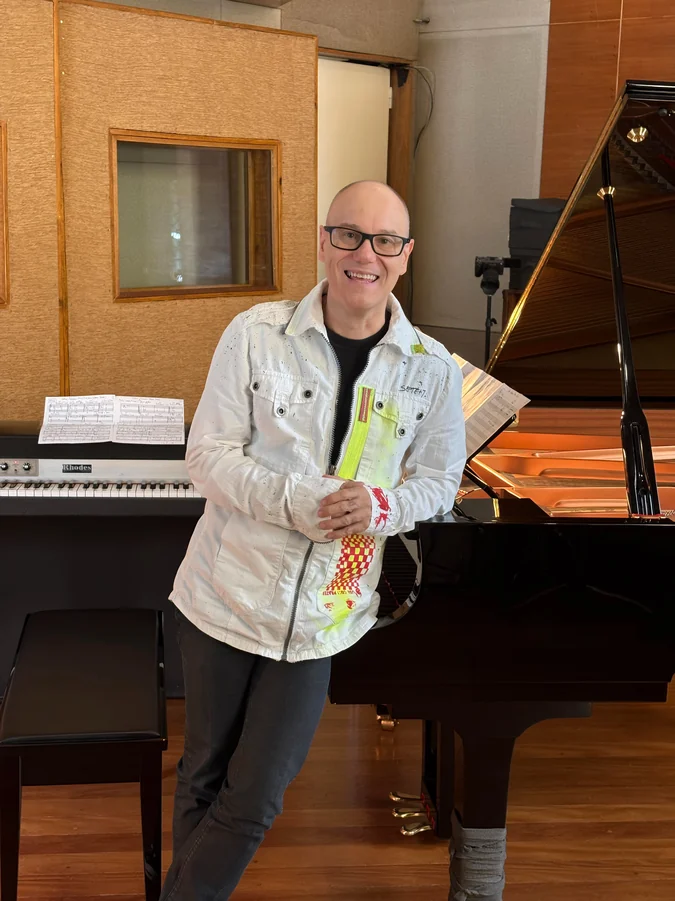 Keco Brandão revive sonho de Elis em "Olhos Parados"