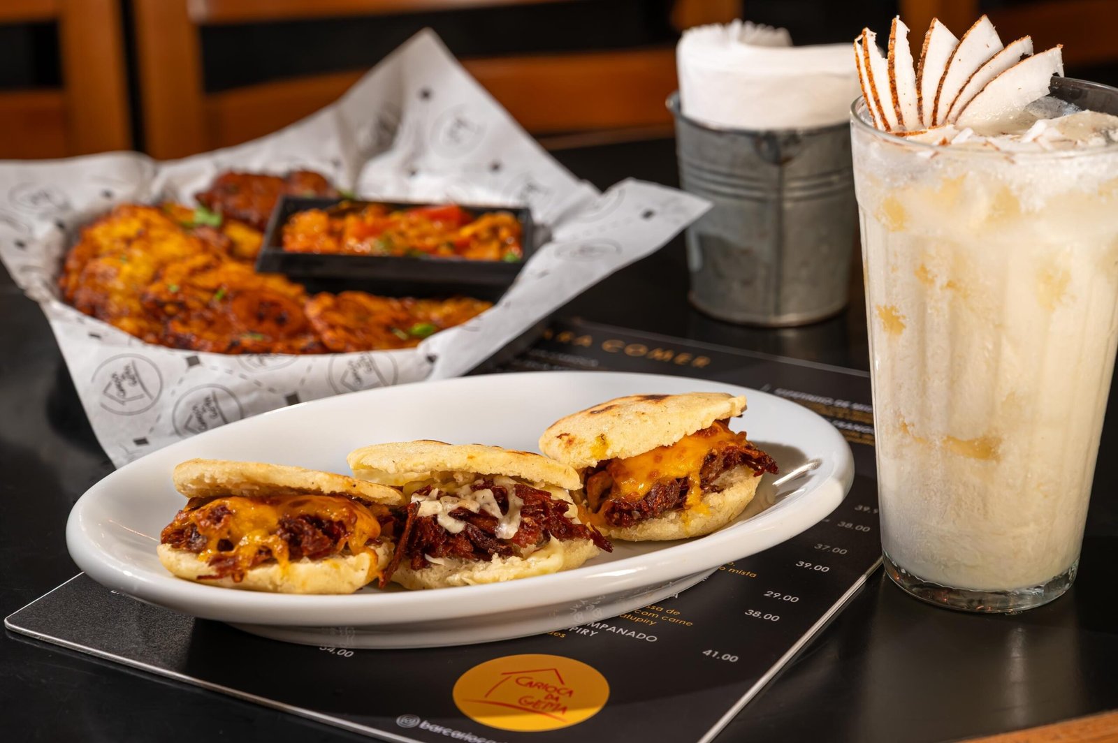 Lapa recebe fãs de Shakira com cardápio colombiano no samba