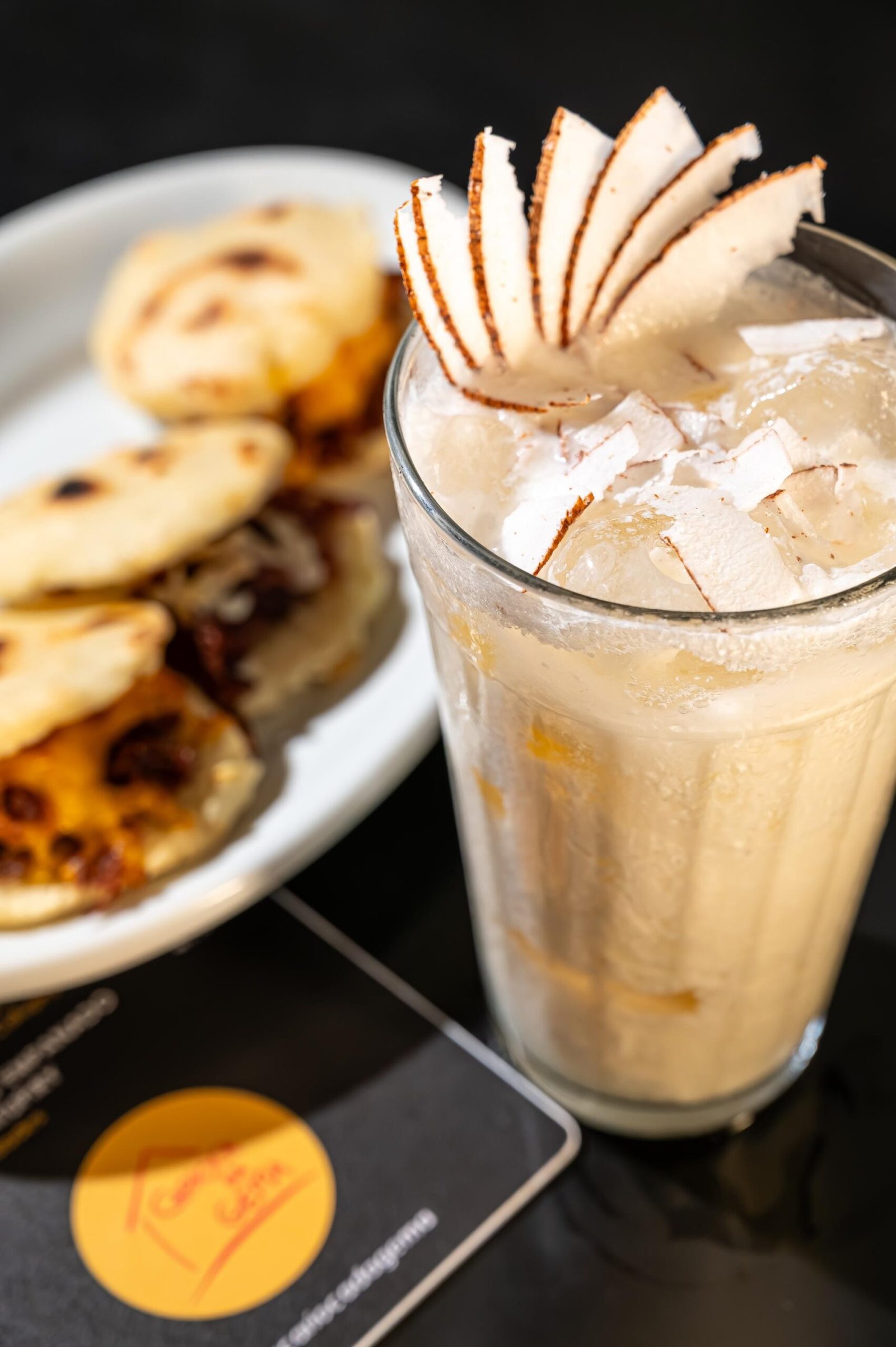 Lapa recebe fãs de Shakira com cardápio colombiano no samba