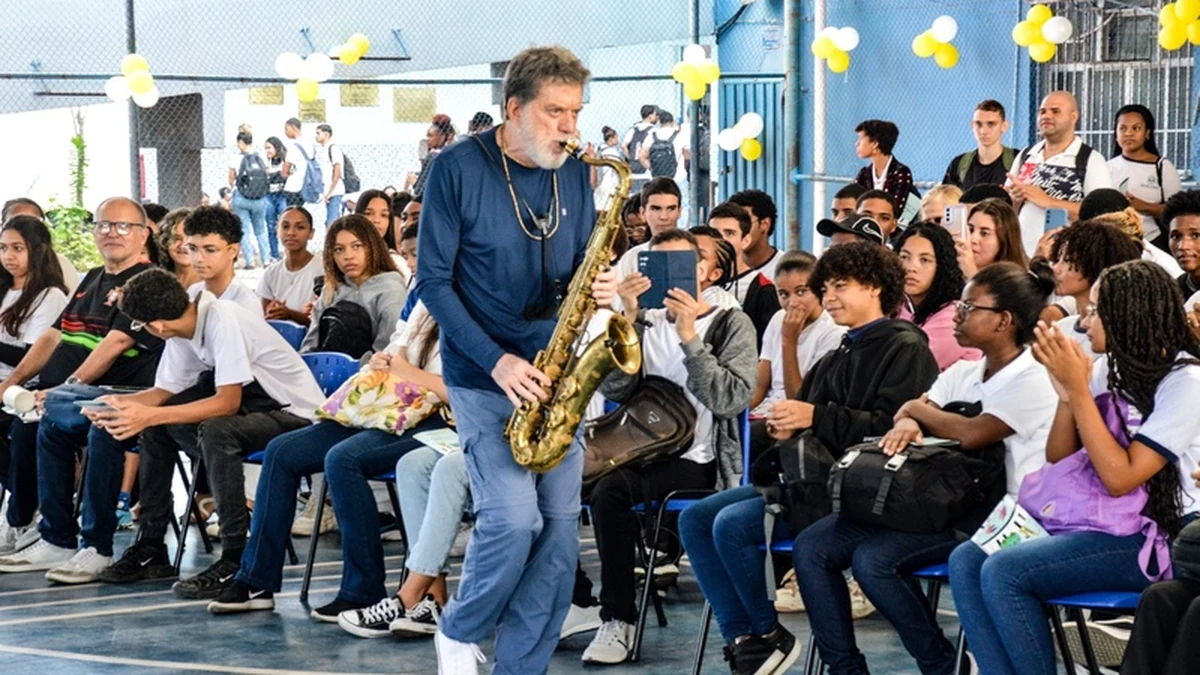Léo Gandelman toca de graça em Itaipava neste domingo