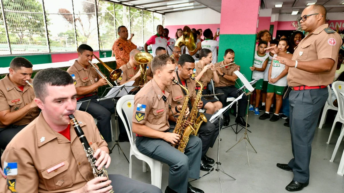 Mangueira faz 98 anos com Banda dos Bombeiros no Palácio do Samba
