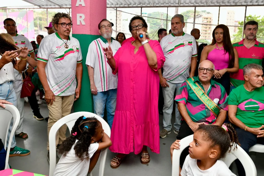 Mangueira faz 98 anos com Banda dos Bombeiros no Palácio do Samba