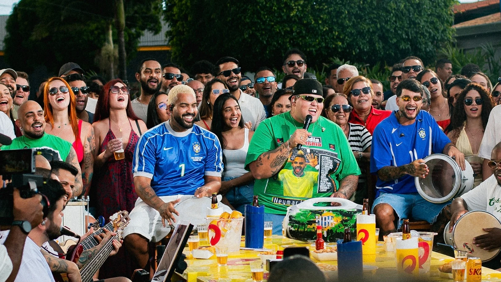 Menos é Mais lança “Champanhe” com pagode e brasilidade