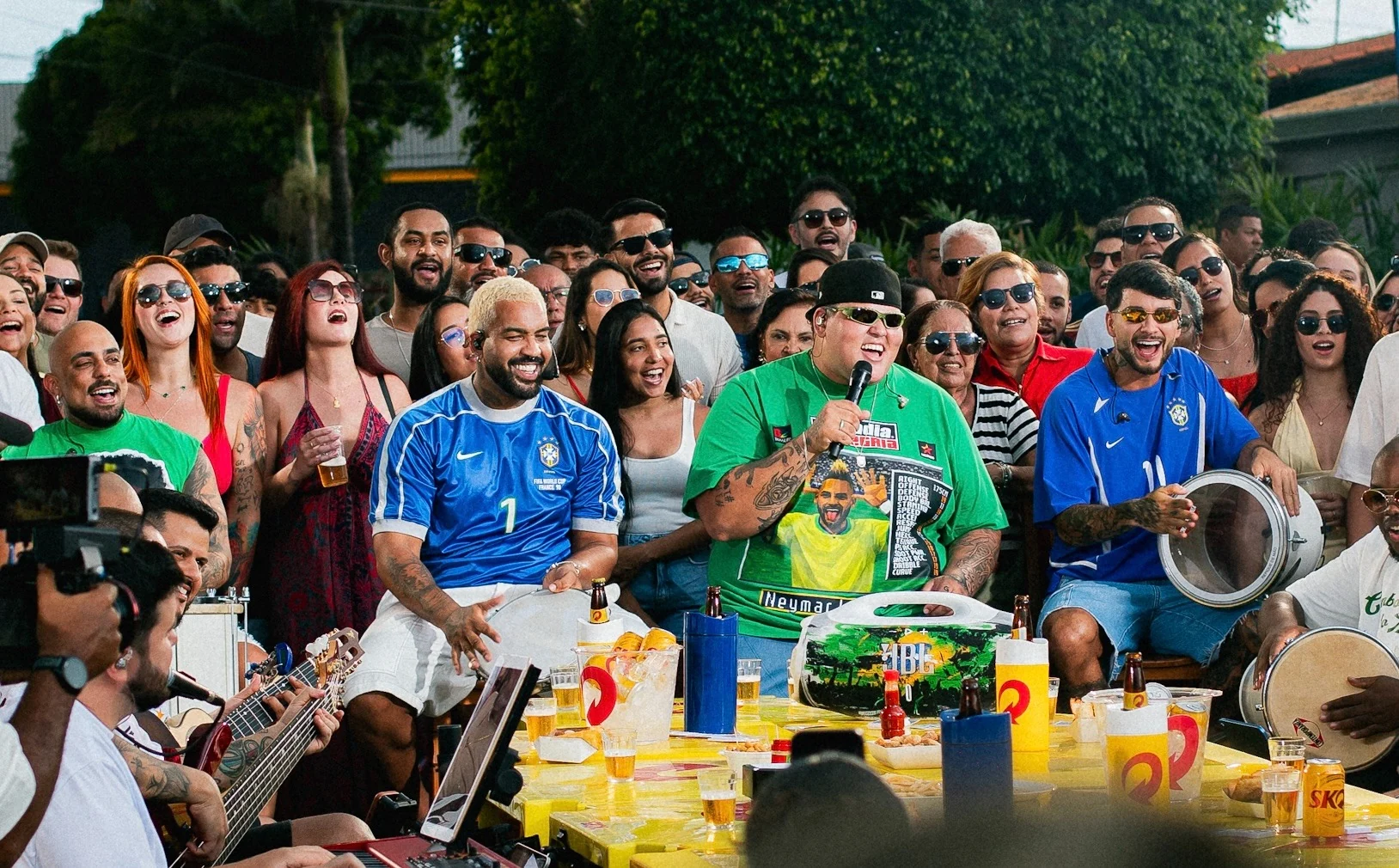 Menos é Mais lança "Champanhe" com pagode e brasilidade