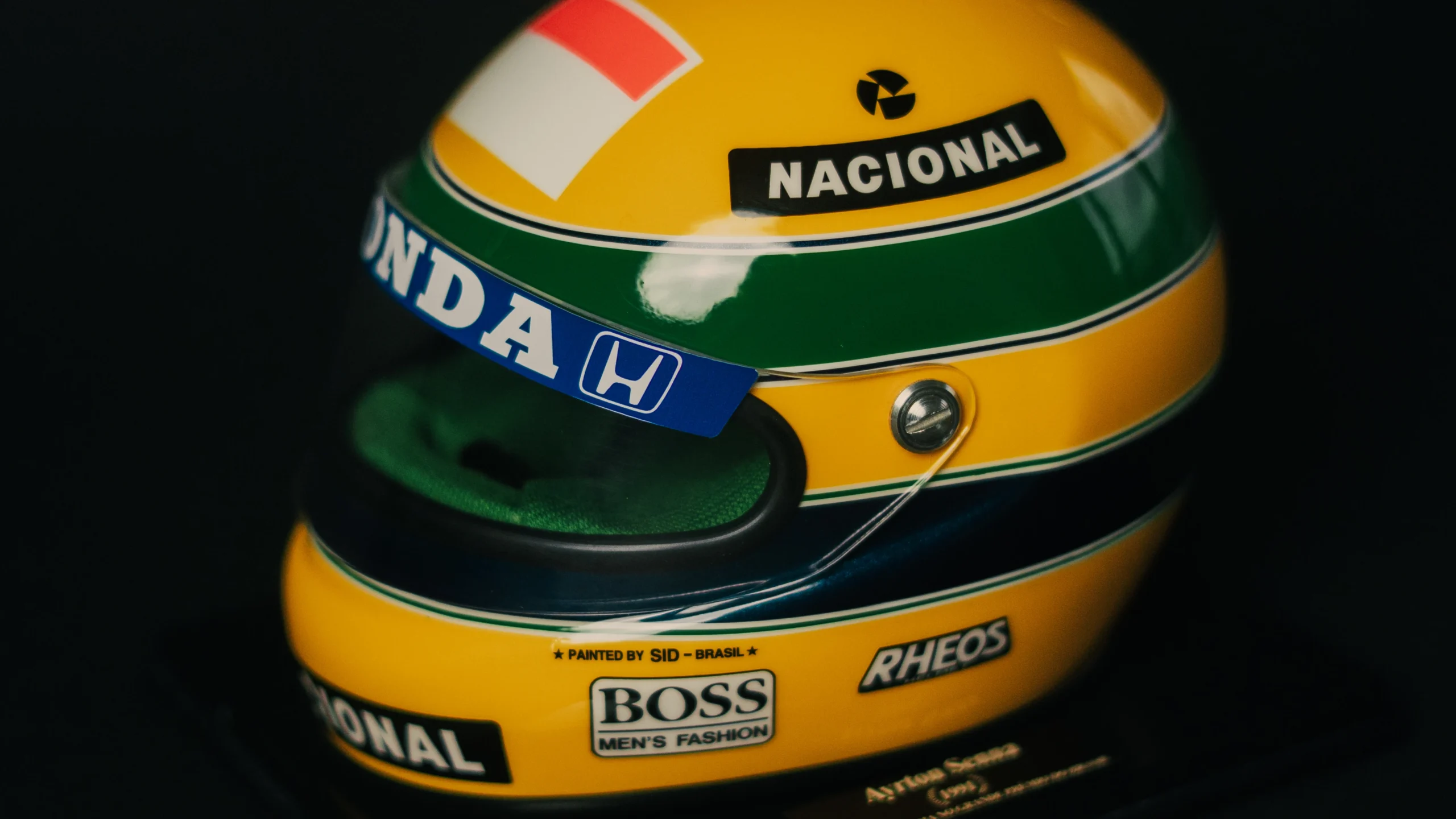 Miniatura oficial revive o capacete de Senna em Interlagos