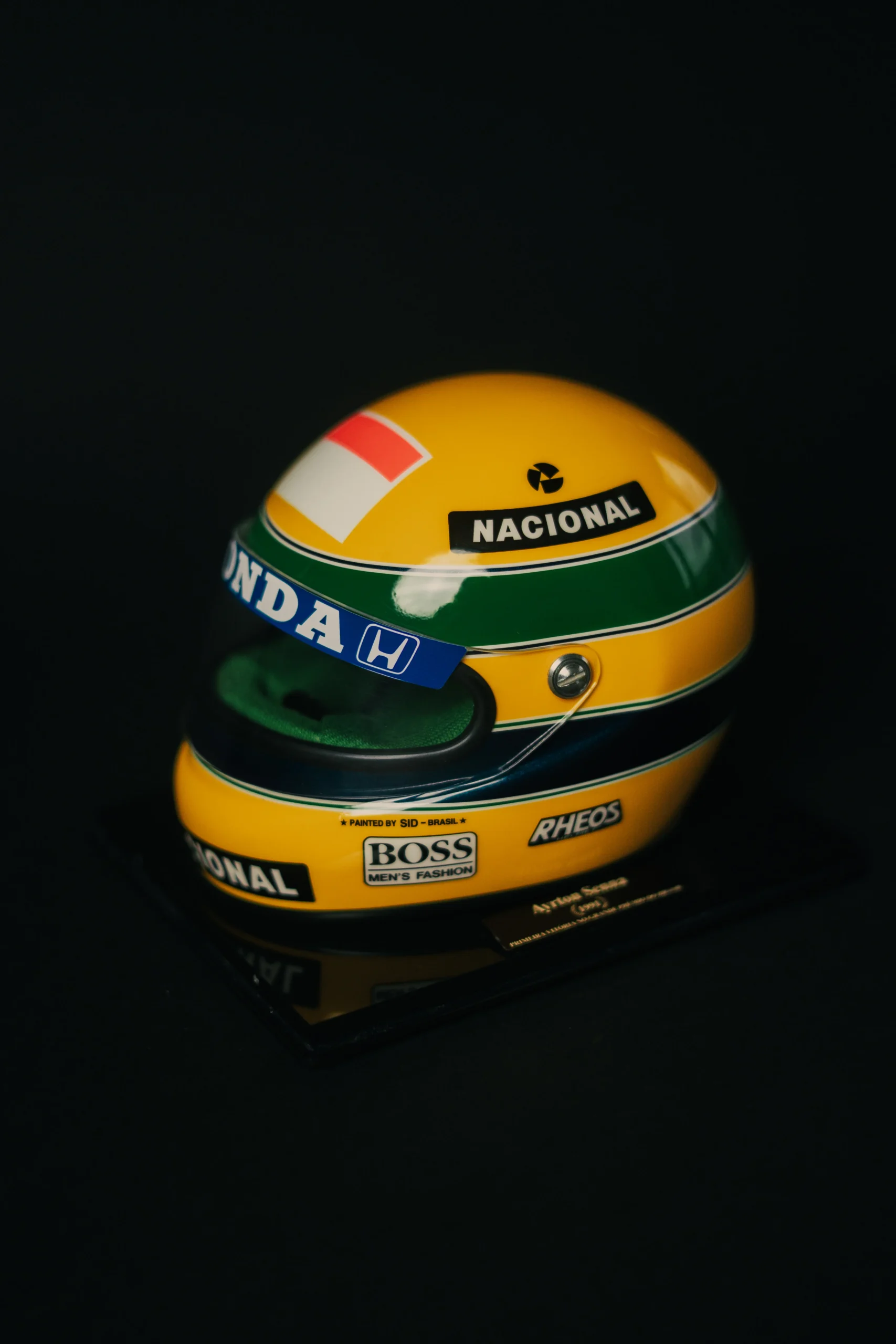 Miniatura oficial revive o capacete de Senna em Interlagos