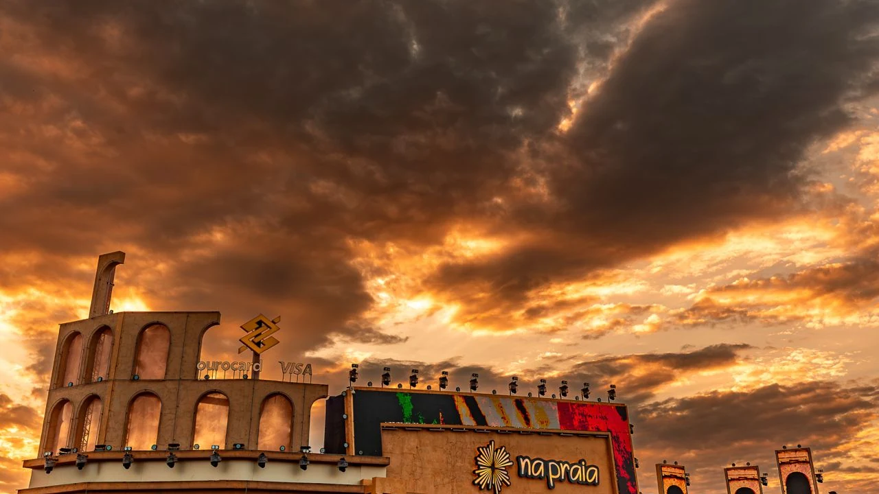 Na Praia Festival faz 10 anos com tema “Brasil” e line-up histórico