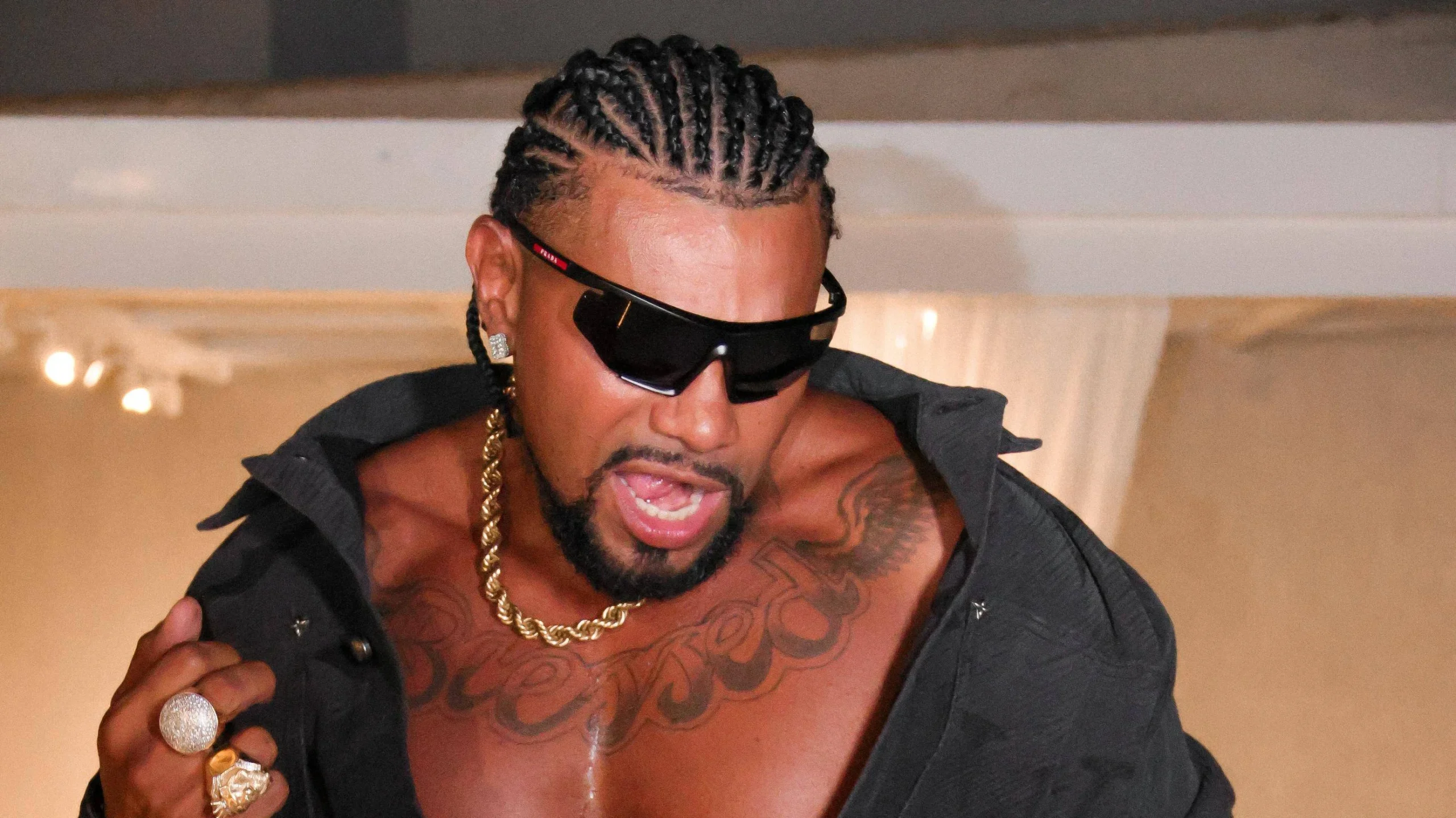 Naldo opens his mansion for tribute to brother blending pagode and black music