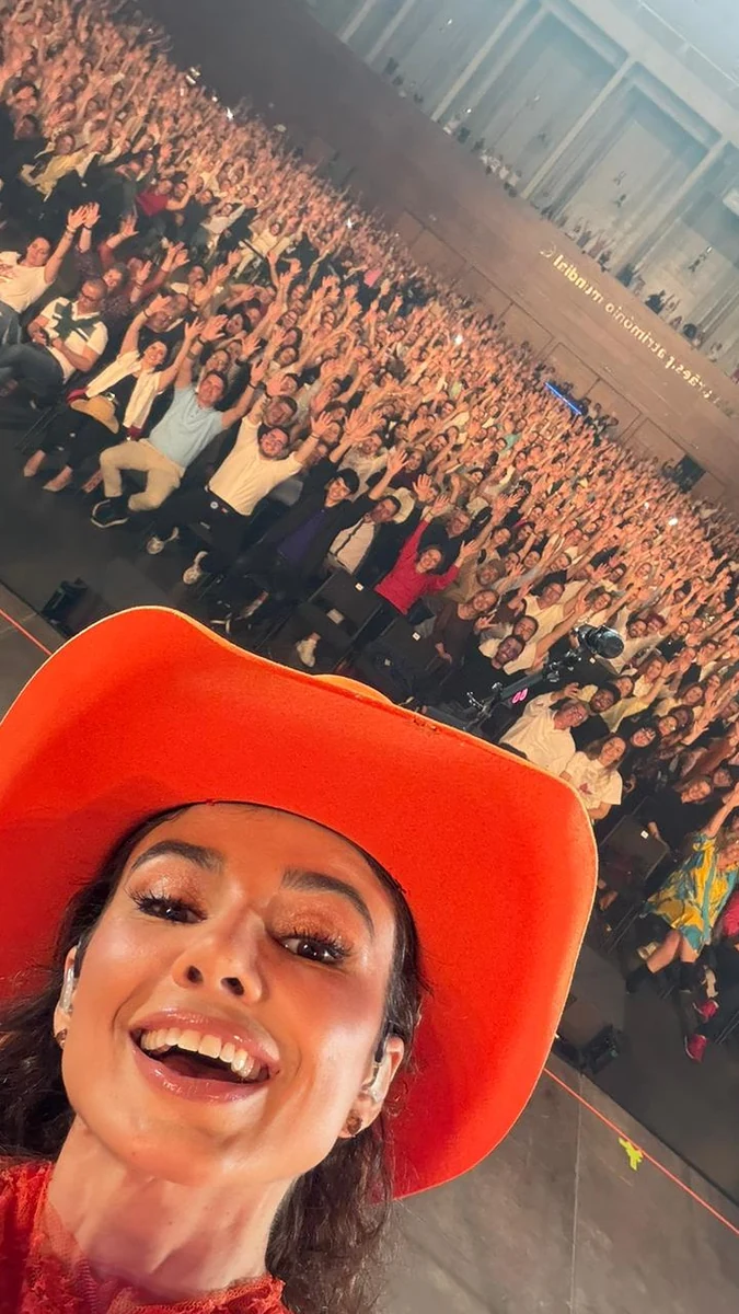 Paula Fernandes lota Portugal e desce do palco para os fãs