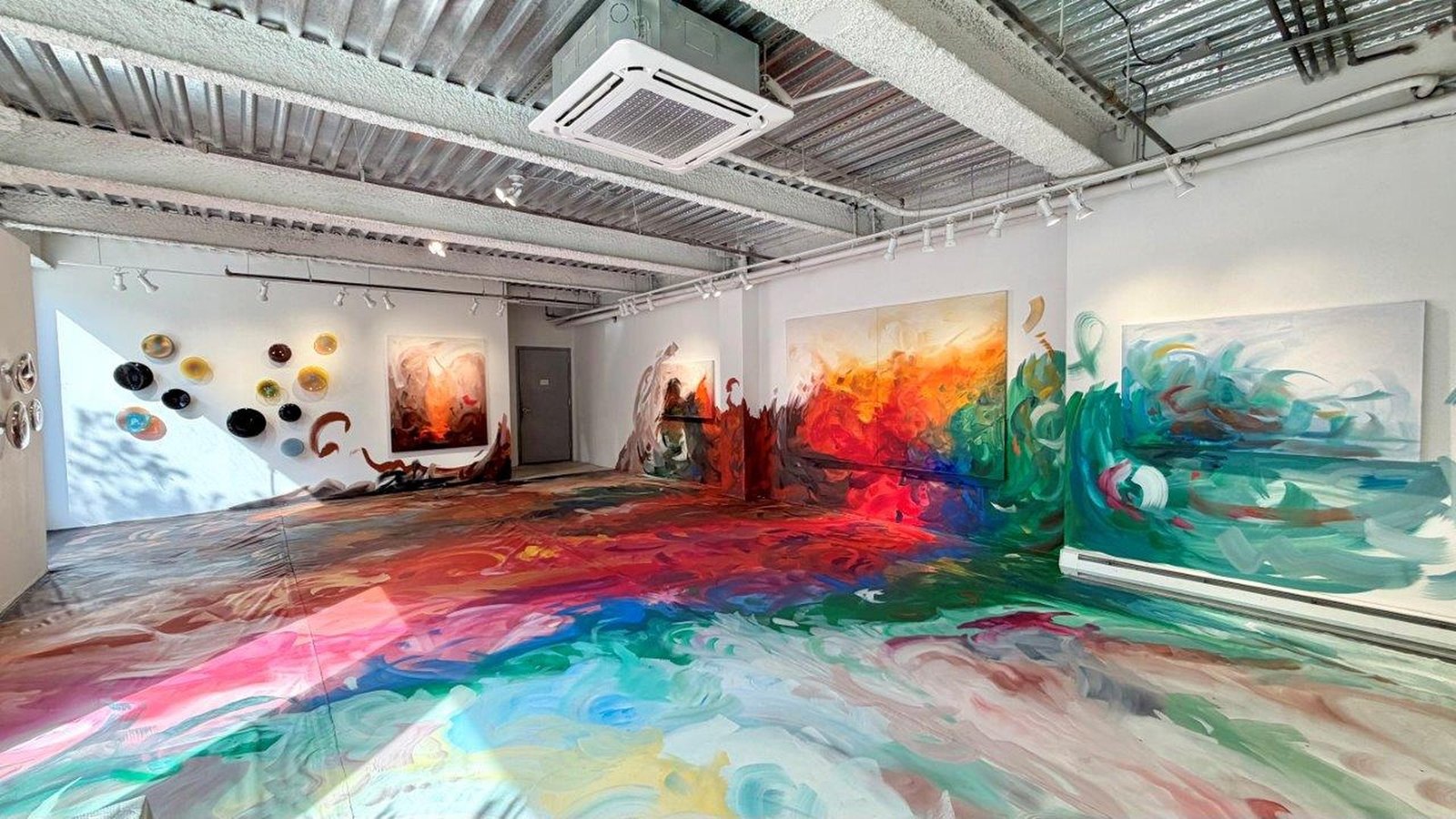 Pàulla Scàvazzini leva pintura-corpo a NY e Rio