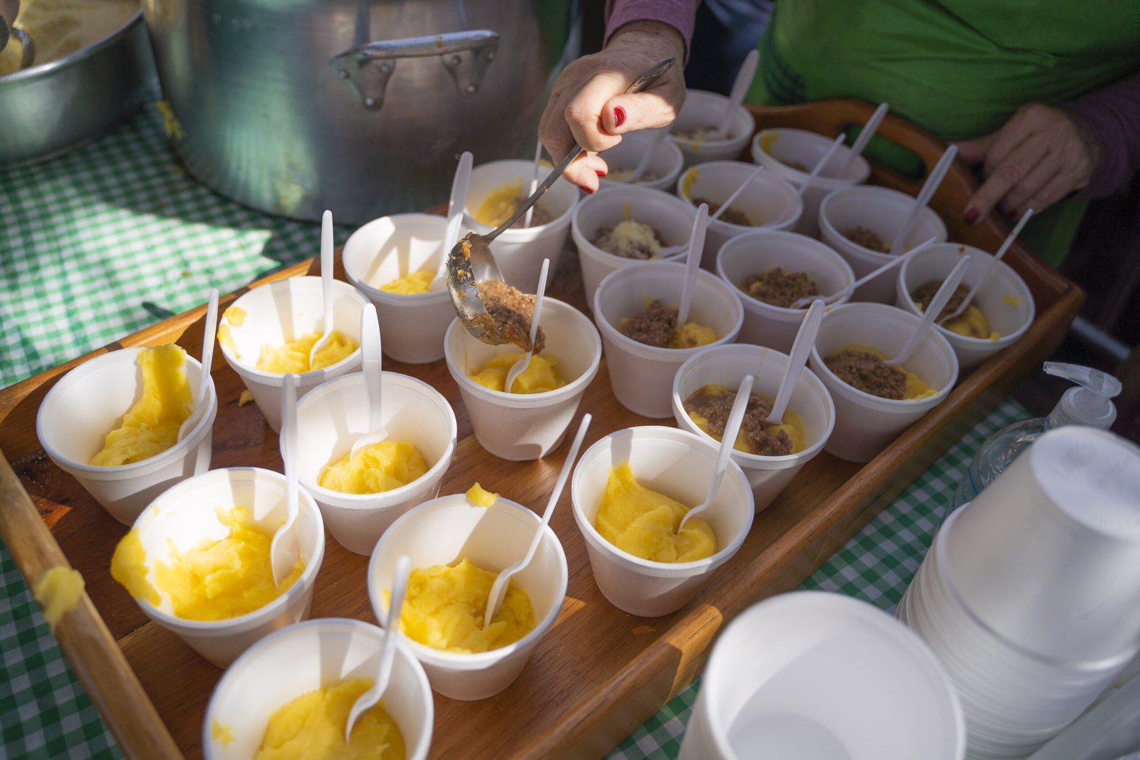 Polenta gigante de 800 kg vira espetáculo no RS