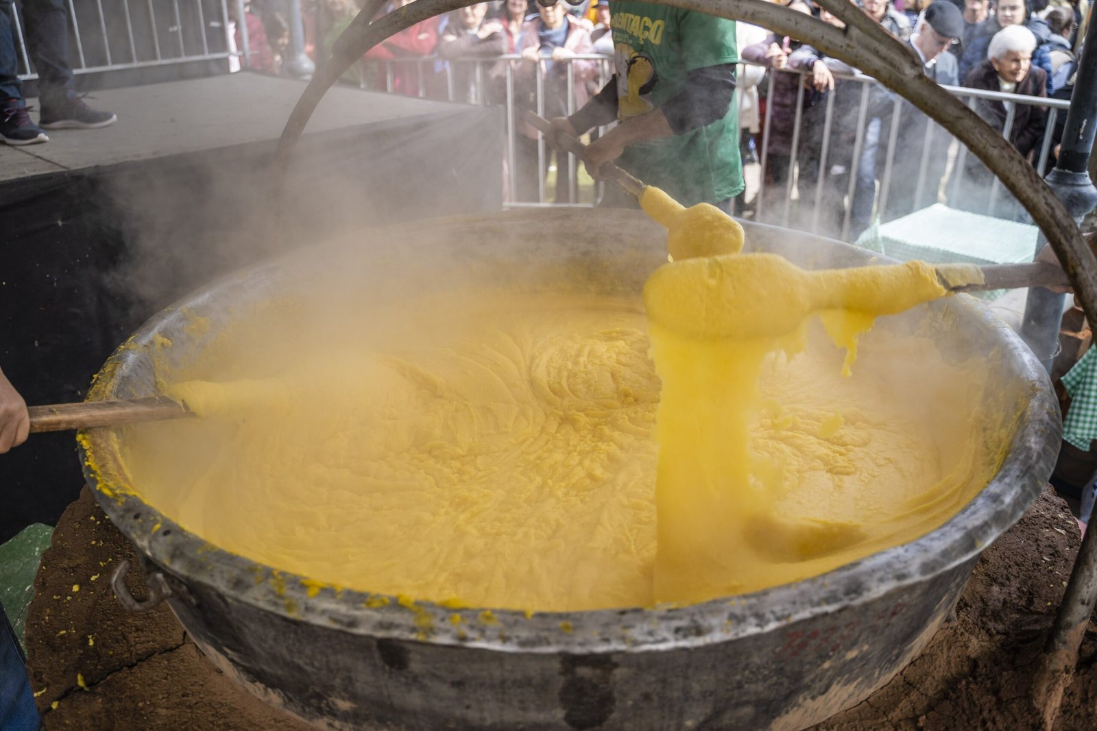 Polenta gigante de 800 kg vira espetáculo no RS