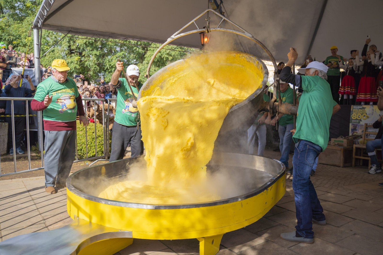 Polenta gigante de 800 kg vira espetáculo no RS